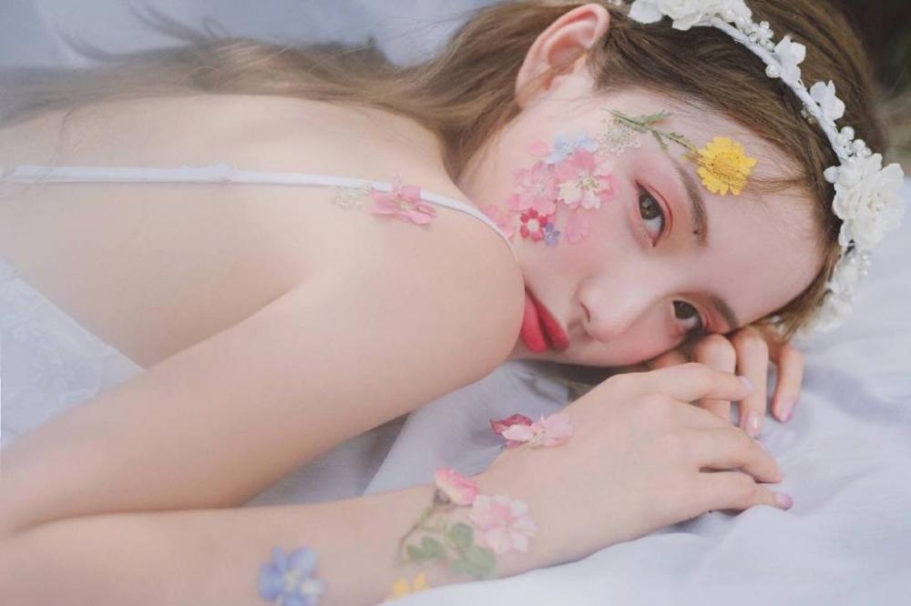 被吊起来玩 用酒瓶欺负了她 口诉被绑着摸来摸去