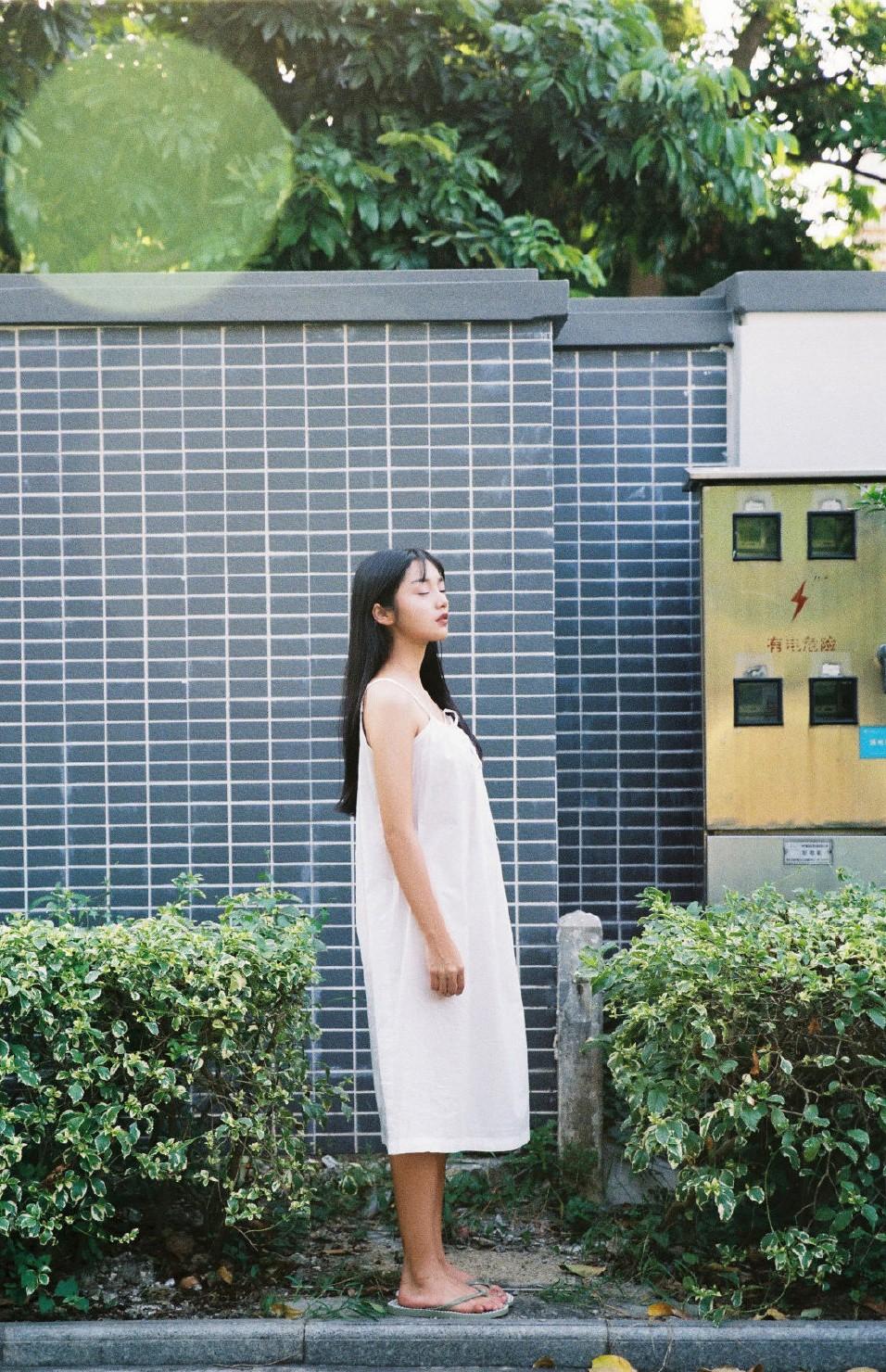 原始森林里驴友把我老婆压在身下