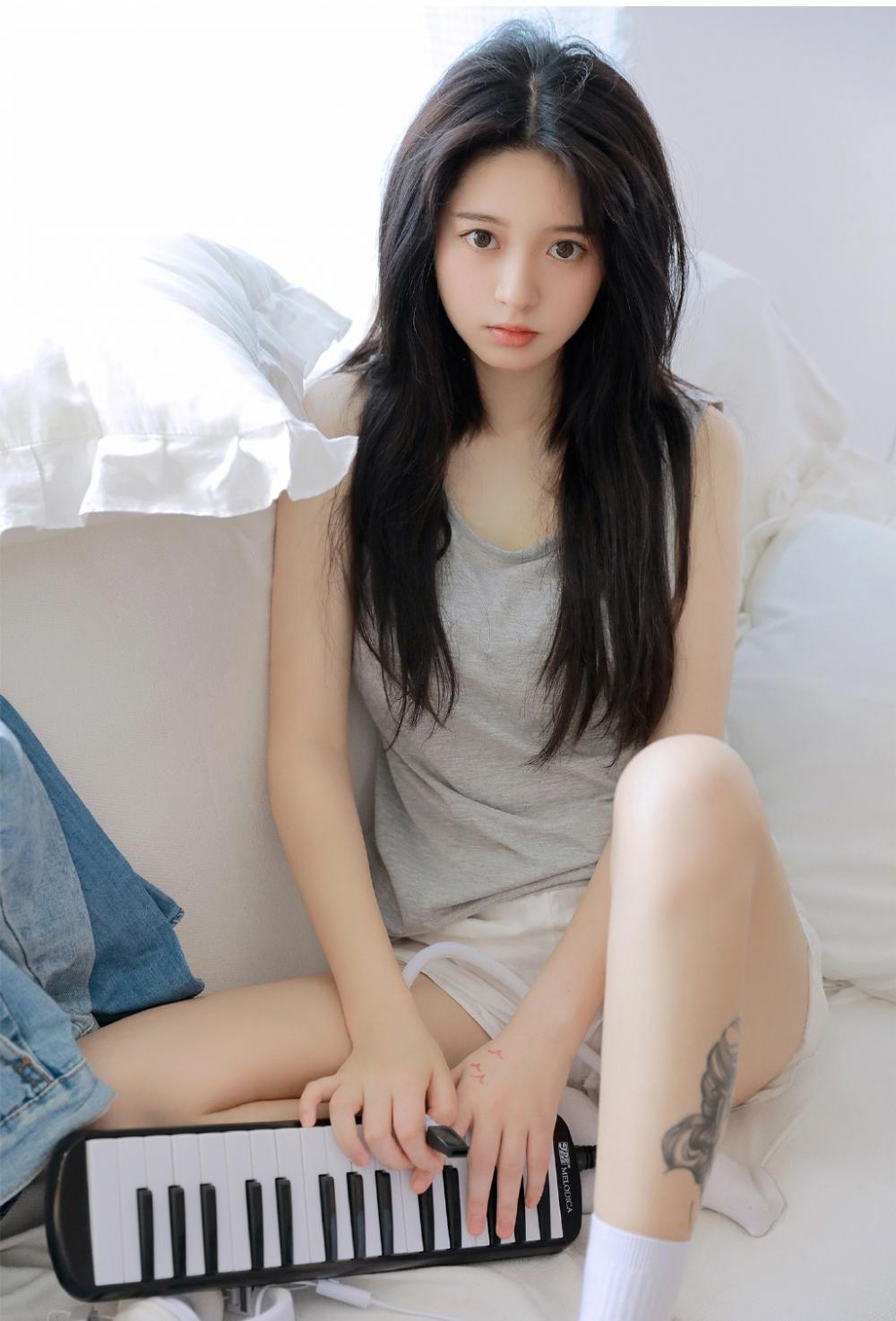 轻轨上遇到一个偷腥狂人