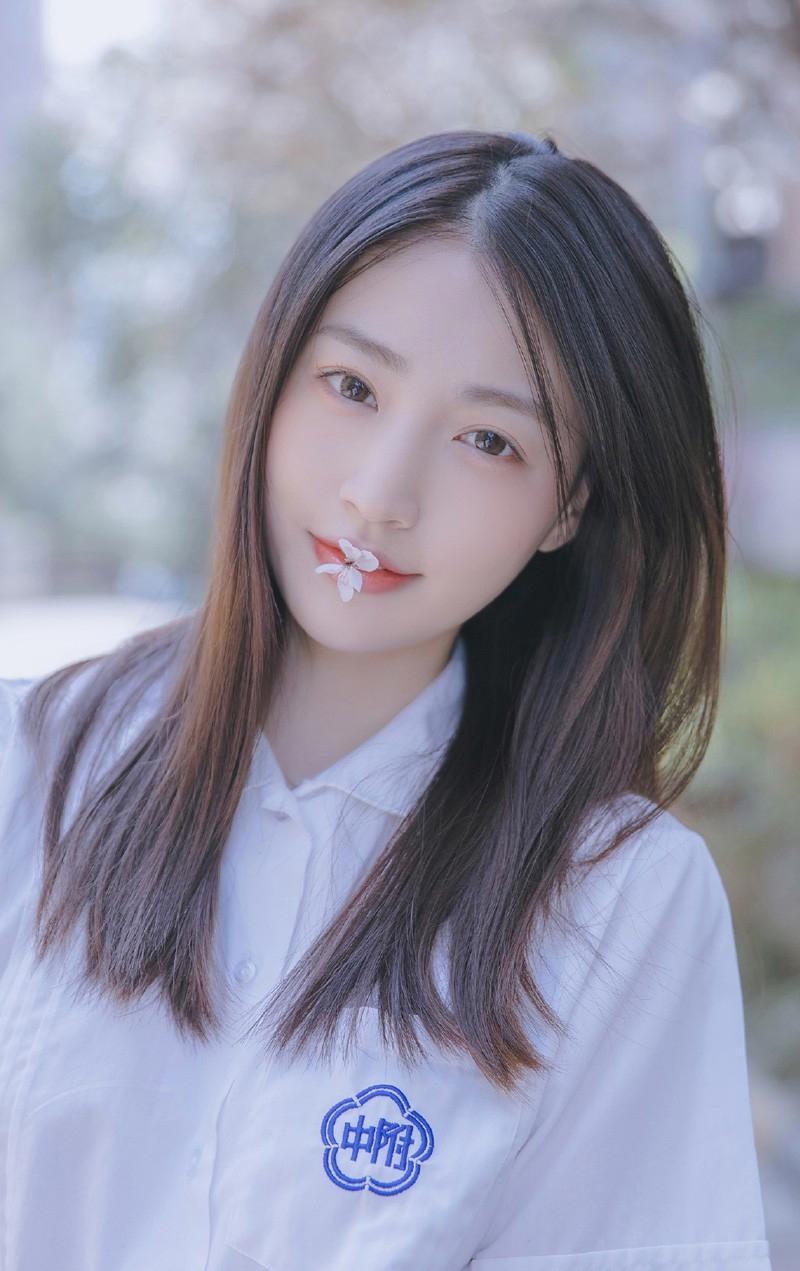 解开美女胸衣 年轻小姨子不懂事脱她小裤裤教育她