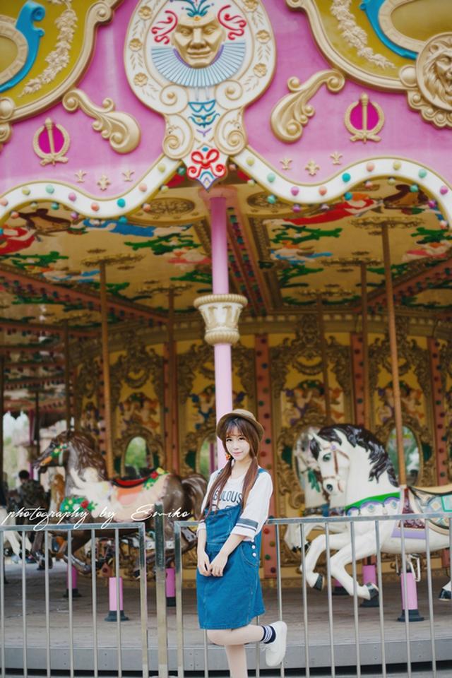 一边揉胸一边摸下体 玩少妇女邻居