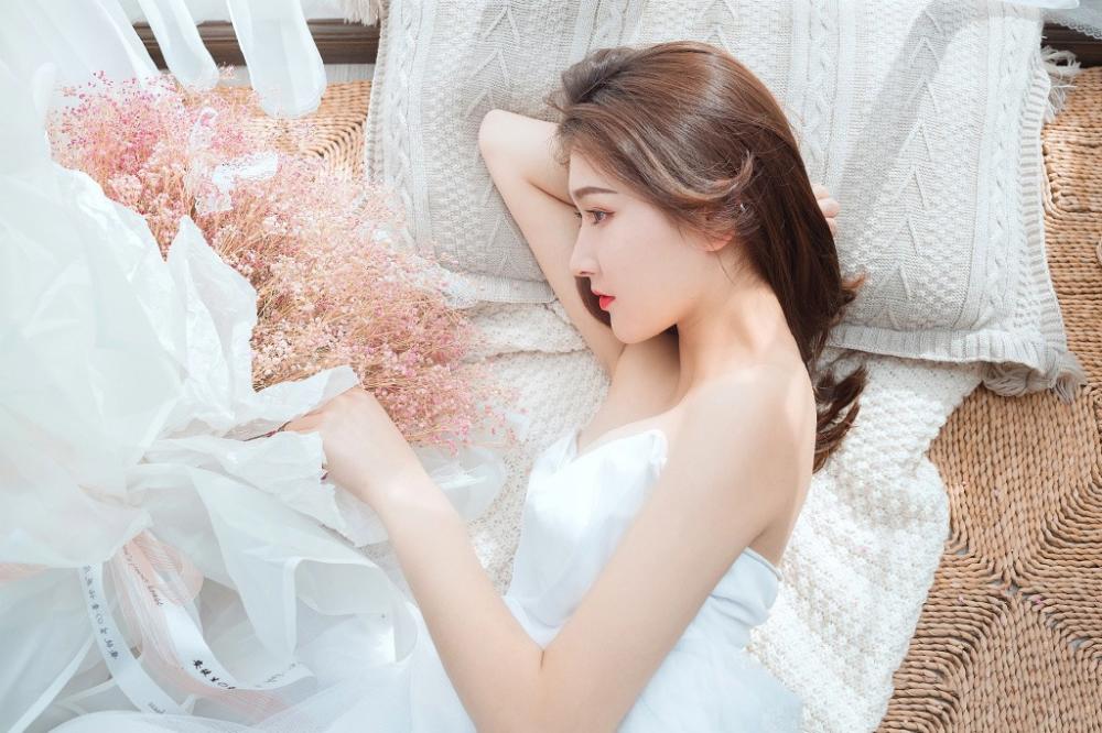 她老公出轨女同事，却裸着双乳来诱惑我男人