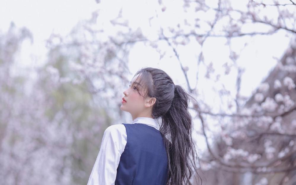 美女诱惑我 加班时女同事不穿内裤在我面前袒露黑森林