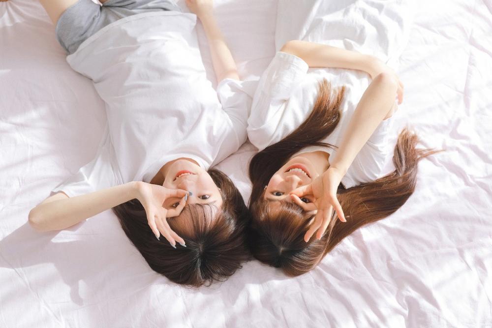 我把妹妹捅到深处 周小琦双腿无力 妹妹半夜来到我房间