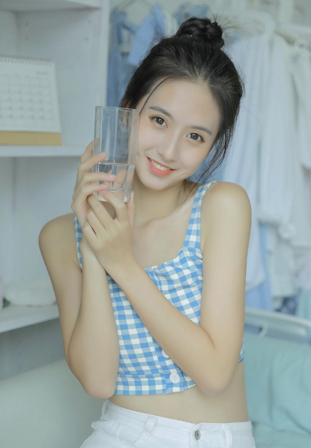 火车卧铺的真实艳遇 在火车厕所干了她 火车上干漂亮列车员