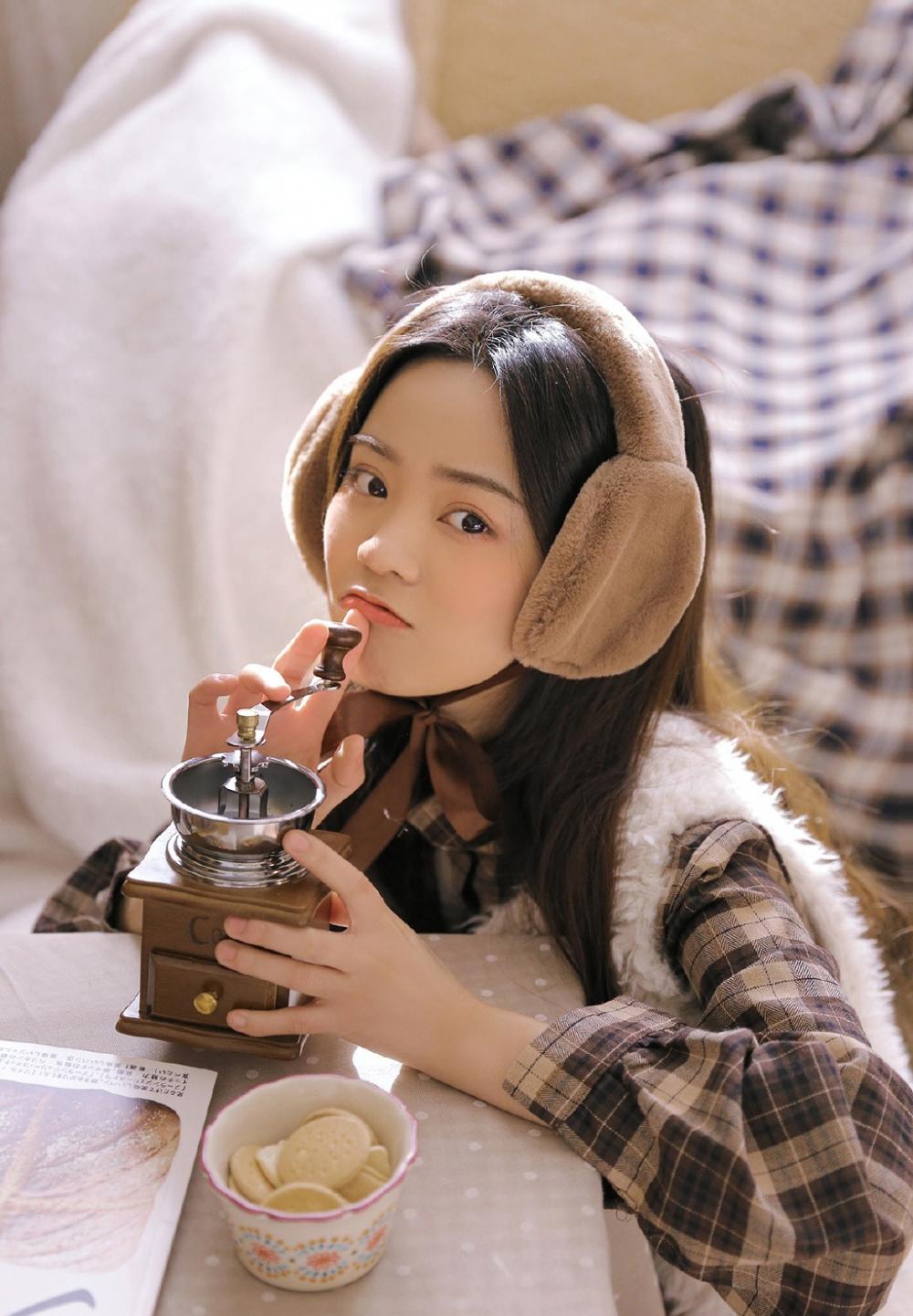 我和老婆睡觉 邻家二哥突然从床底钻出