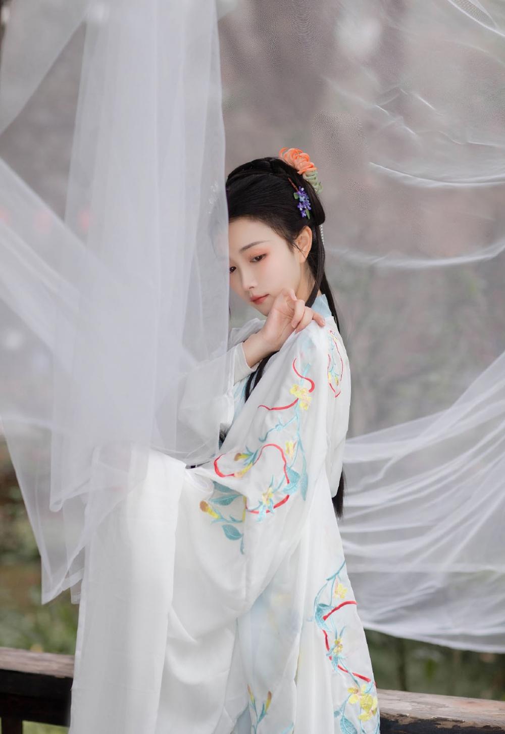 诱惑！我和三个女大学生同居