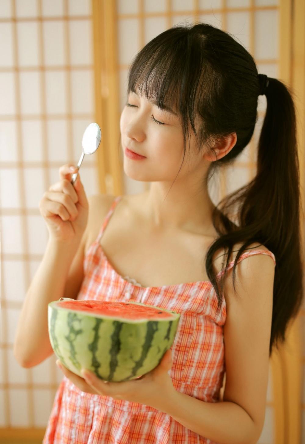 屈辱的爱!男友把我打扮成旧爱的样子