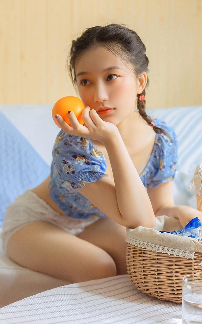 领口太低俯身走光 裤子太紧勒出钩照片 穿裙子骑自行车走光