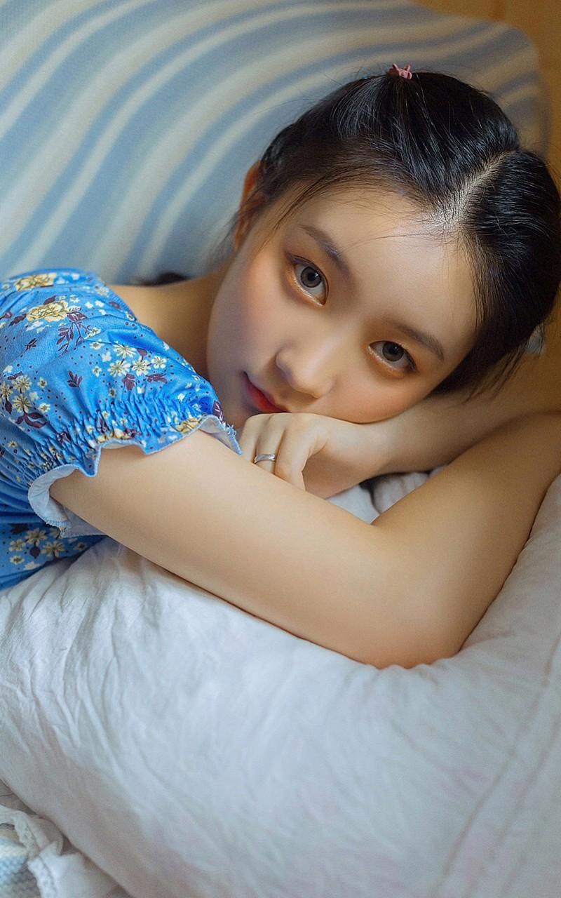 被强行分开腿但很舒服 妈妈的腿好白啊 和妈妈单独去旅游住酒店