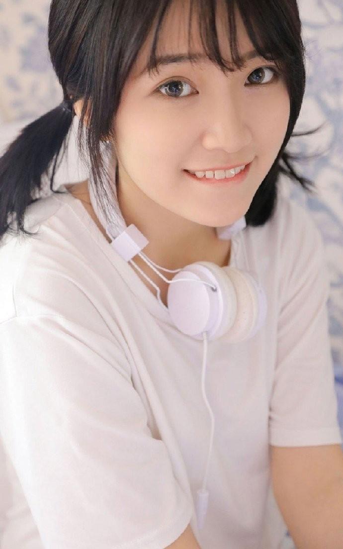 发现高校教务长奈津子的性秘密