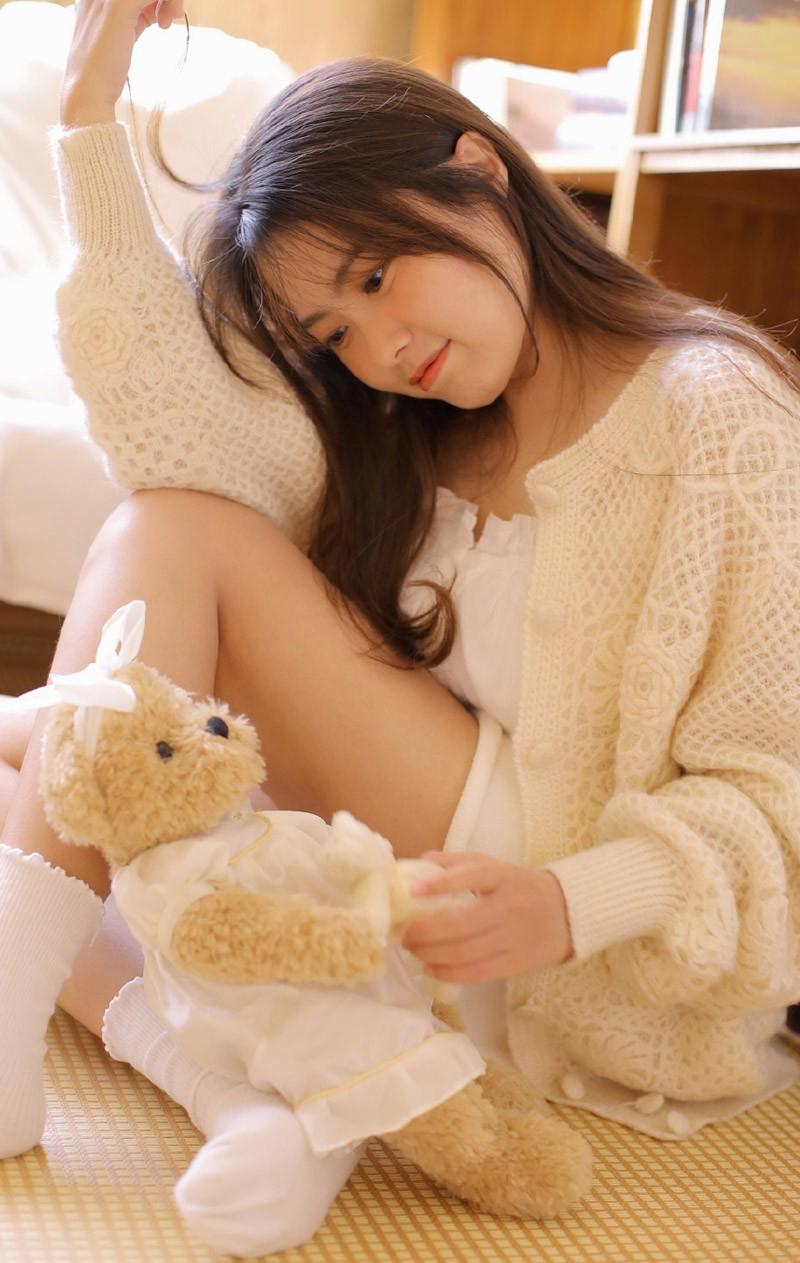 等我过去喂饱你，扒开小姑子岳肥白大腿 岳的又大又多水