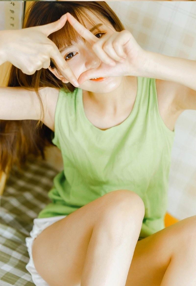 掀起衣服含着乳在线看 乳胶束缚成宠物