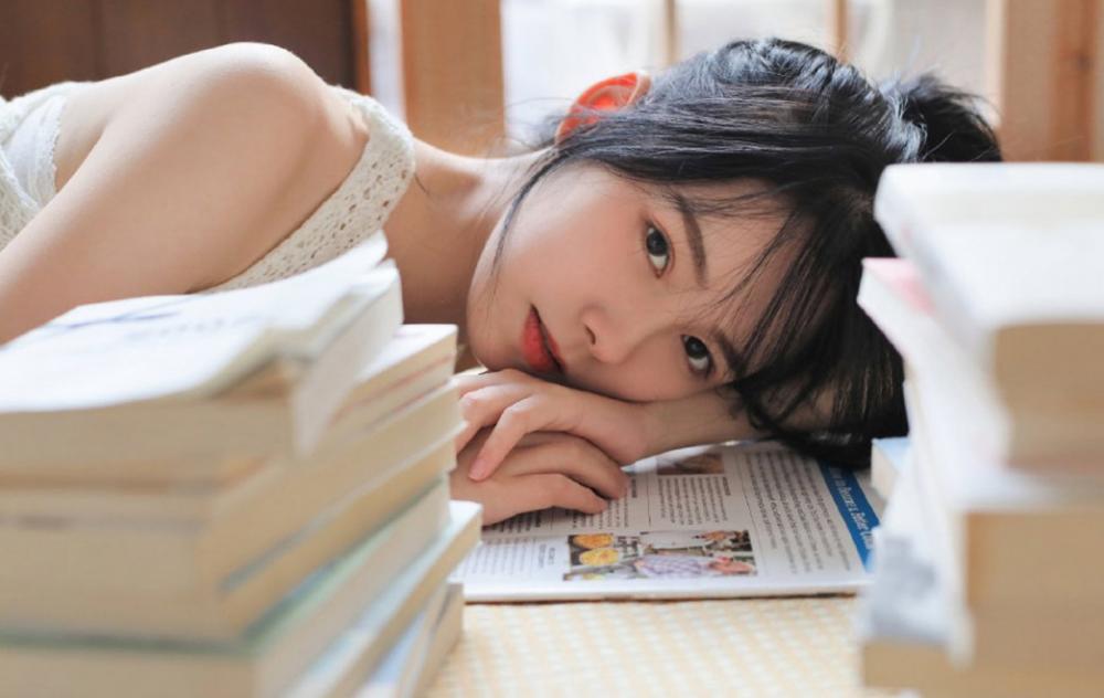 我和女邻居昨夜在幽暗的角落野战了