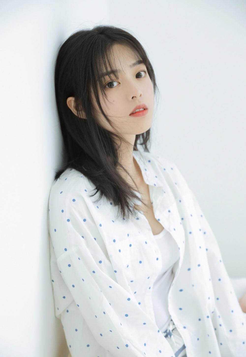 叔叔打工一年多和妈妈插花有了感情 叔叔用嘴帮妈妈泻火