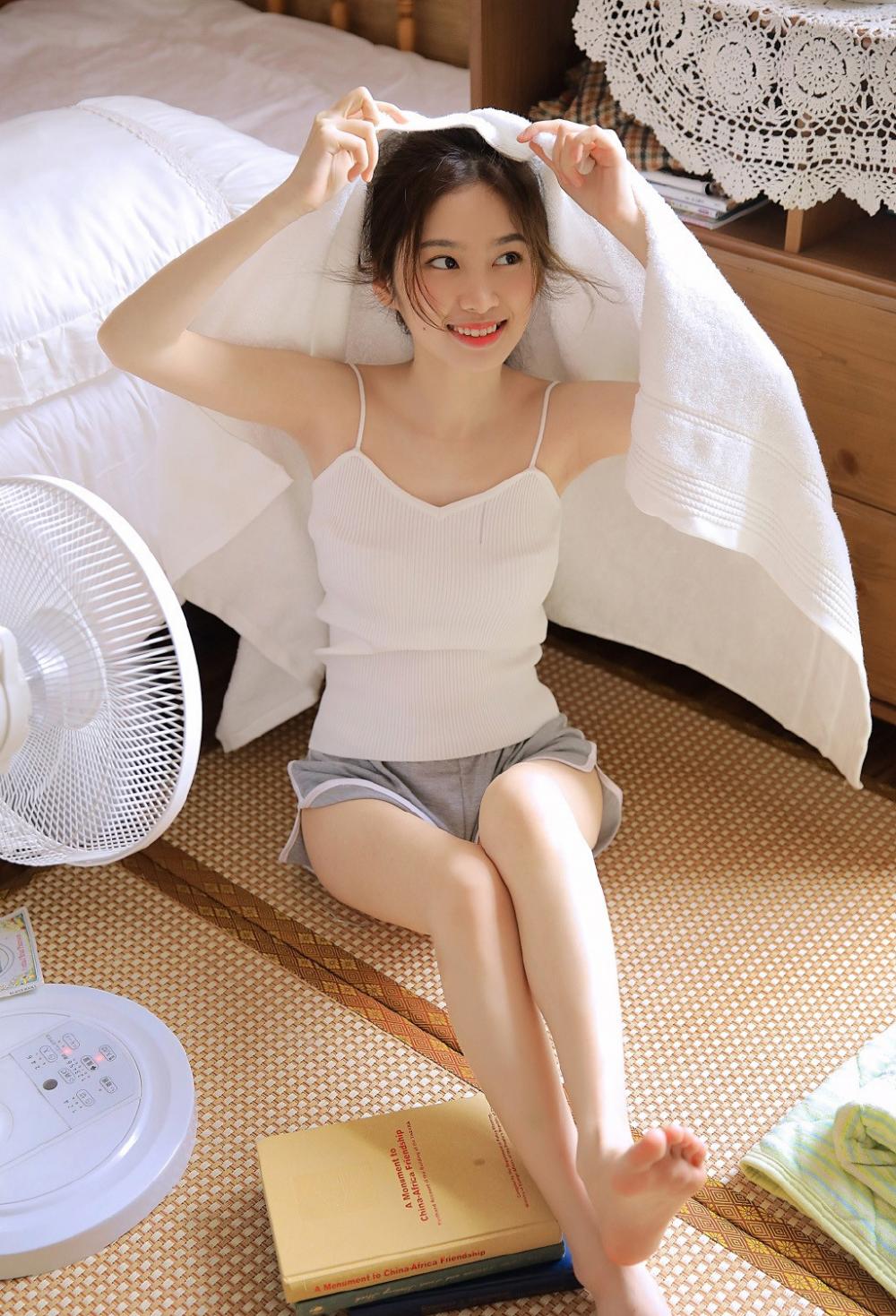 夹缝里的躁动 大棚里的草莓 滑腻抽搐蠕动 假山后一阵悉酥喘息