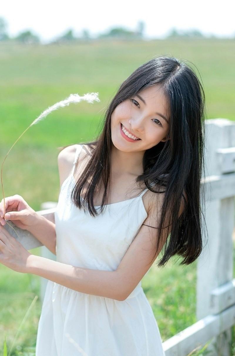 玉纤香动，小帘钩