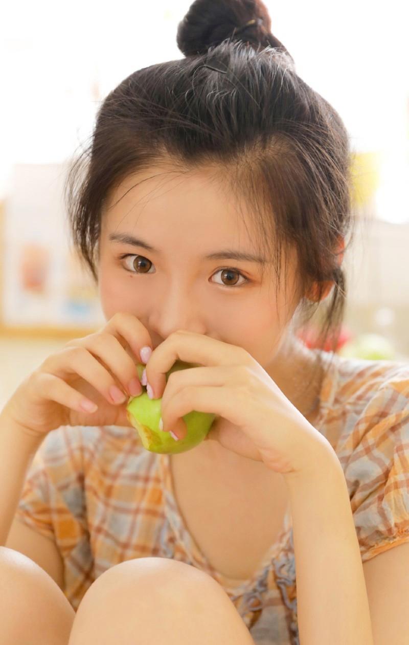 父子挤火车中暑：中年女子在火车上脱光衣服太不雅