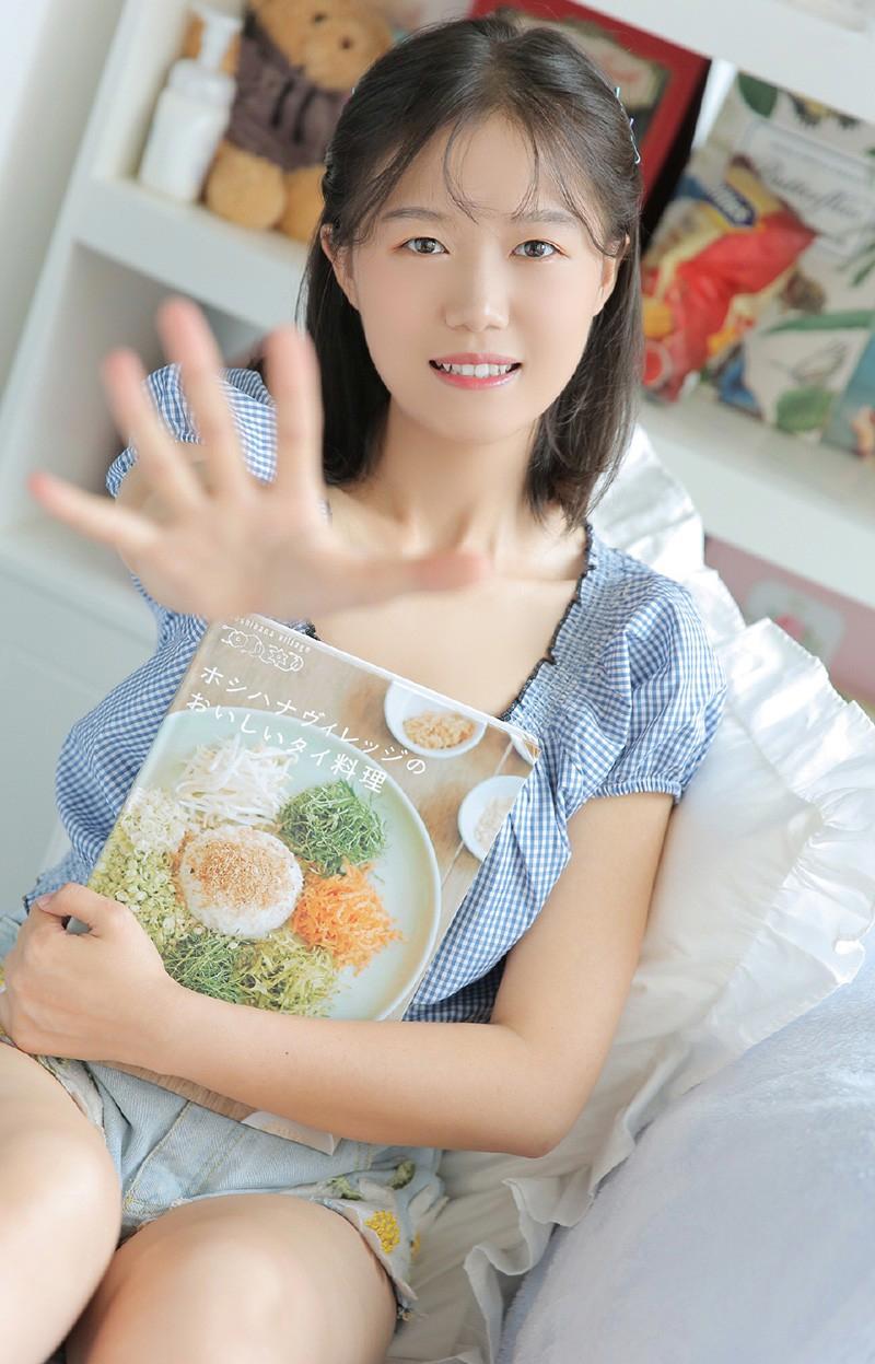 被爆操的女侠 两条舌头和嘴唇侍奉着她们的主人