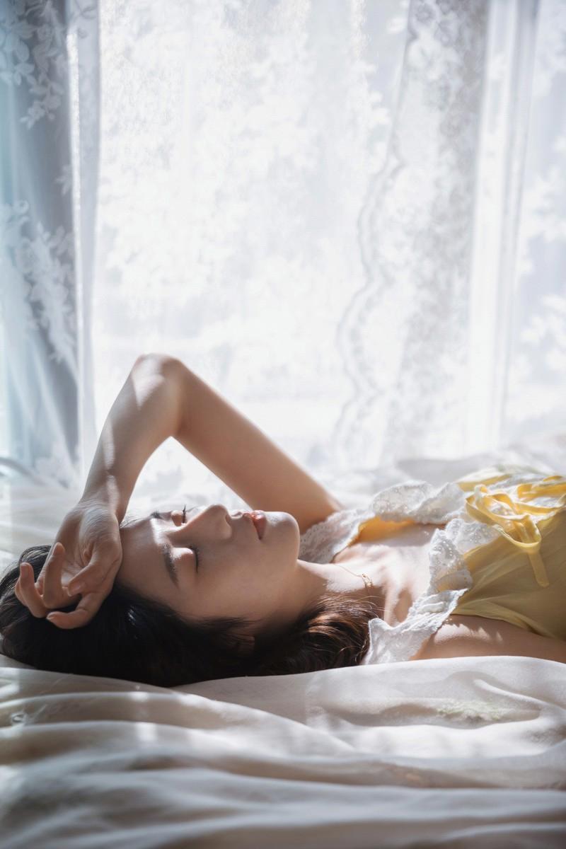 我将失足妇女骗进到小树林里.....