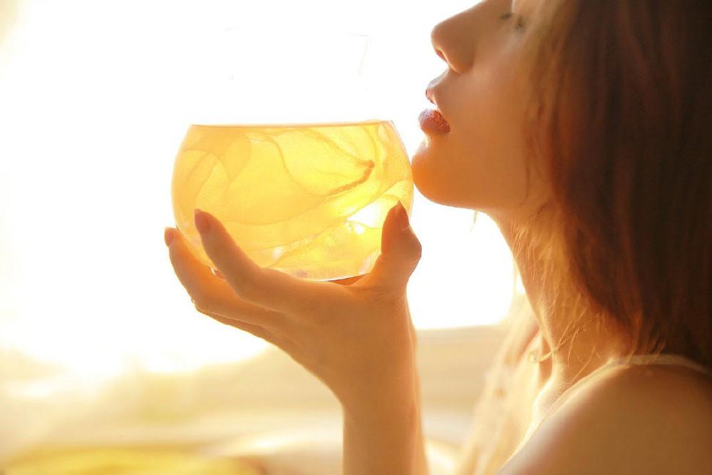 痛啊!爸爸求求你慢点我疼 爸爸把我捅进深处 满床单血了!