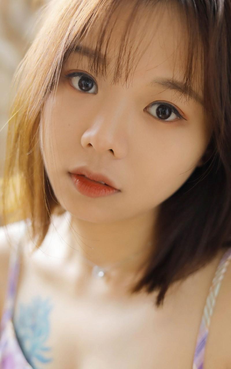 老公玩哥们儿的老婆，被当众啪啪啪一顿揍