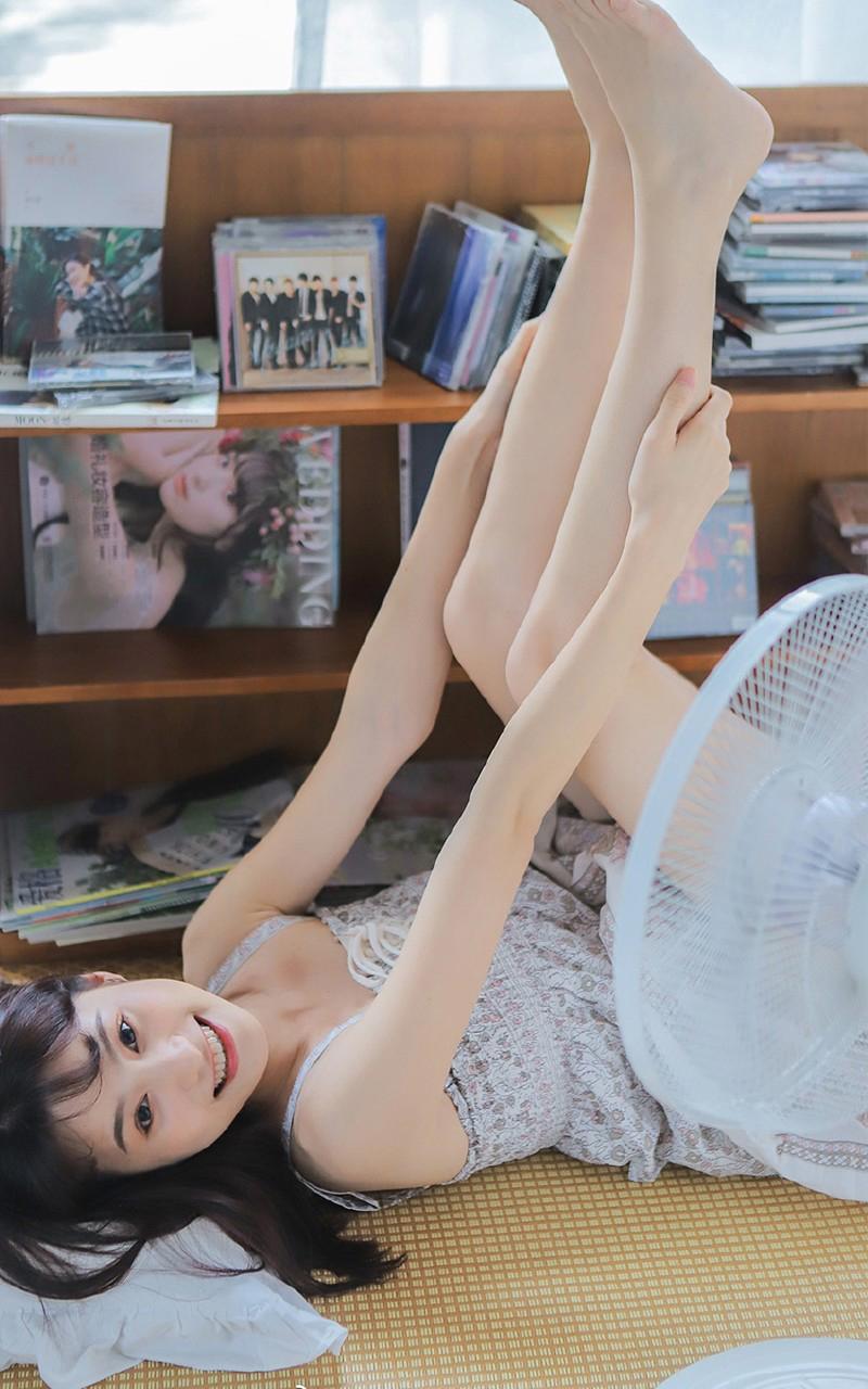 女白领的情爱经历，趴着把腿张开给前男友进了三次