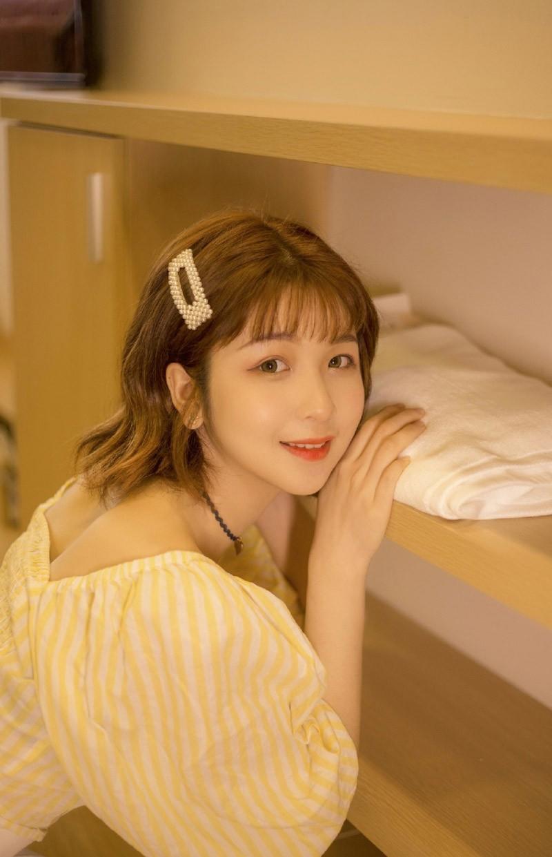 发现高校教务长奈津子的性秘密