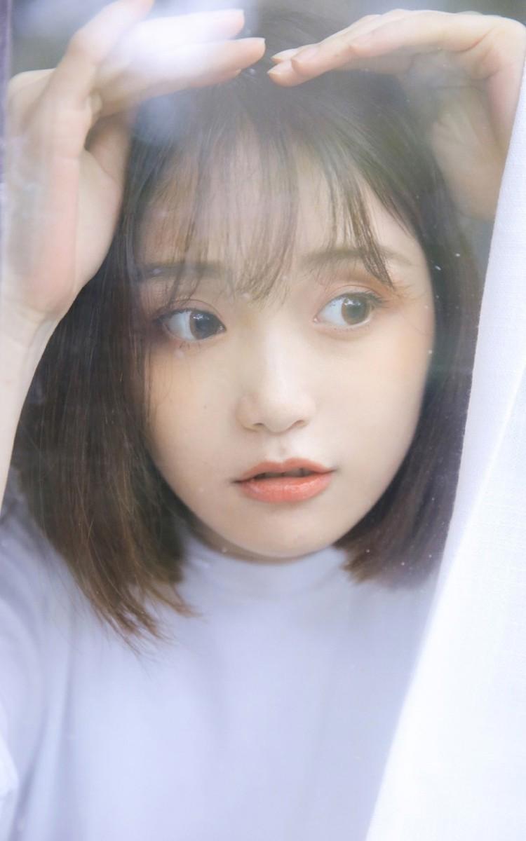 他抱着她一路走一路做工作 调皮女儿不省心