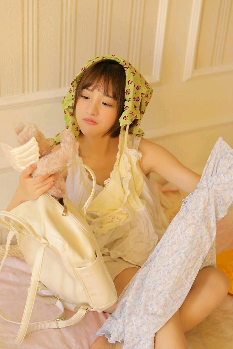 花俏处女 那夜脱掉睡衣诱惑我