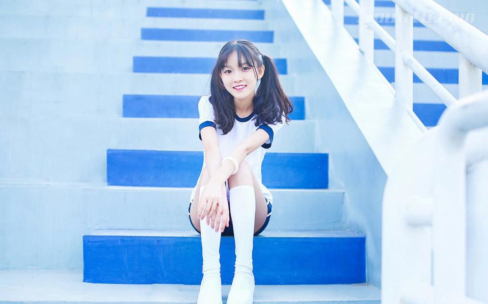 厨房里抱住最爱的美女 可我不敢掀起她的裙子