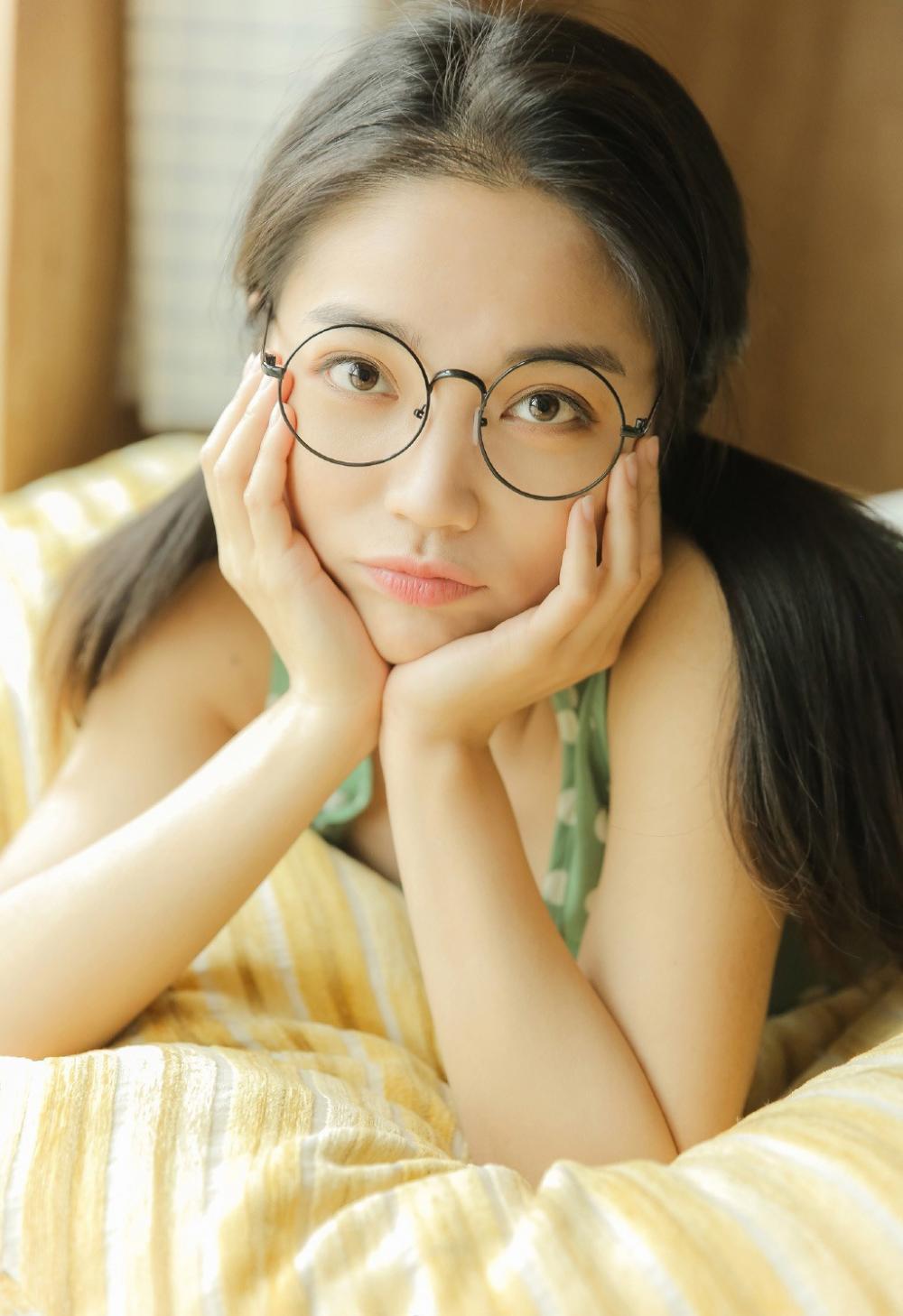 乡村艳妇好开放 主动撩逗我被我按在草地上干
