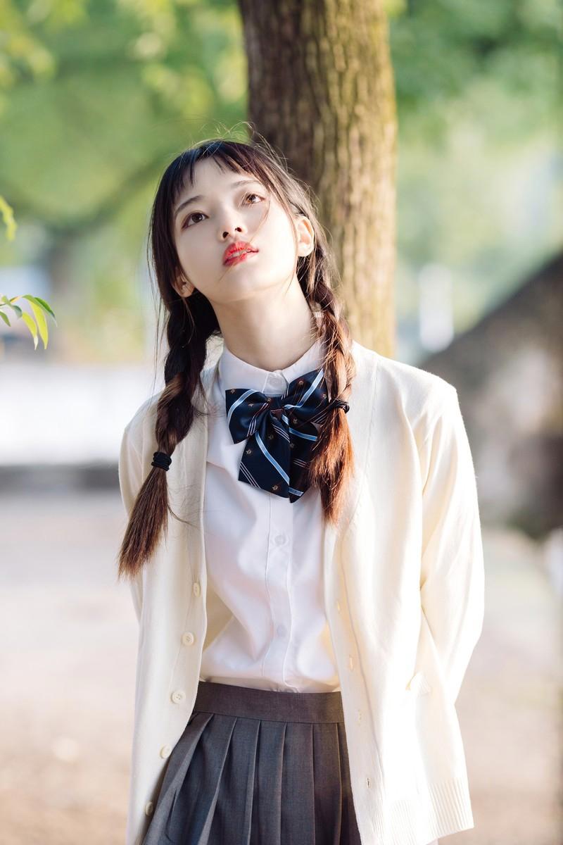 她下体洒了香水 那晚我泄得一塌糊涂