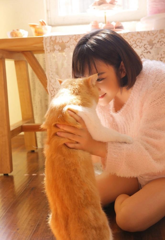 老公疯狂亲吻闺蜜