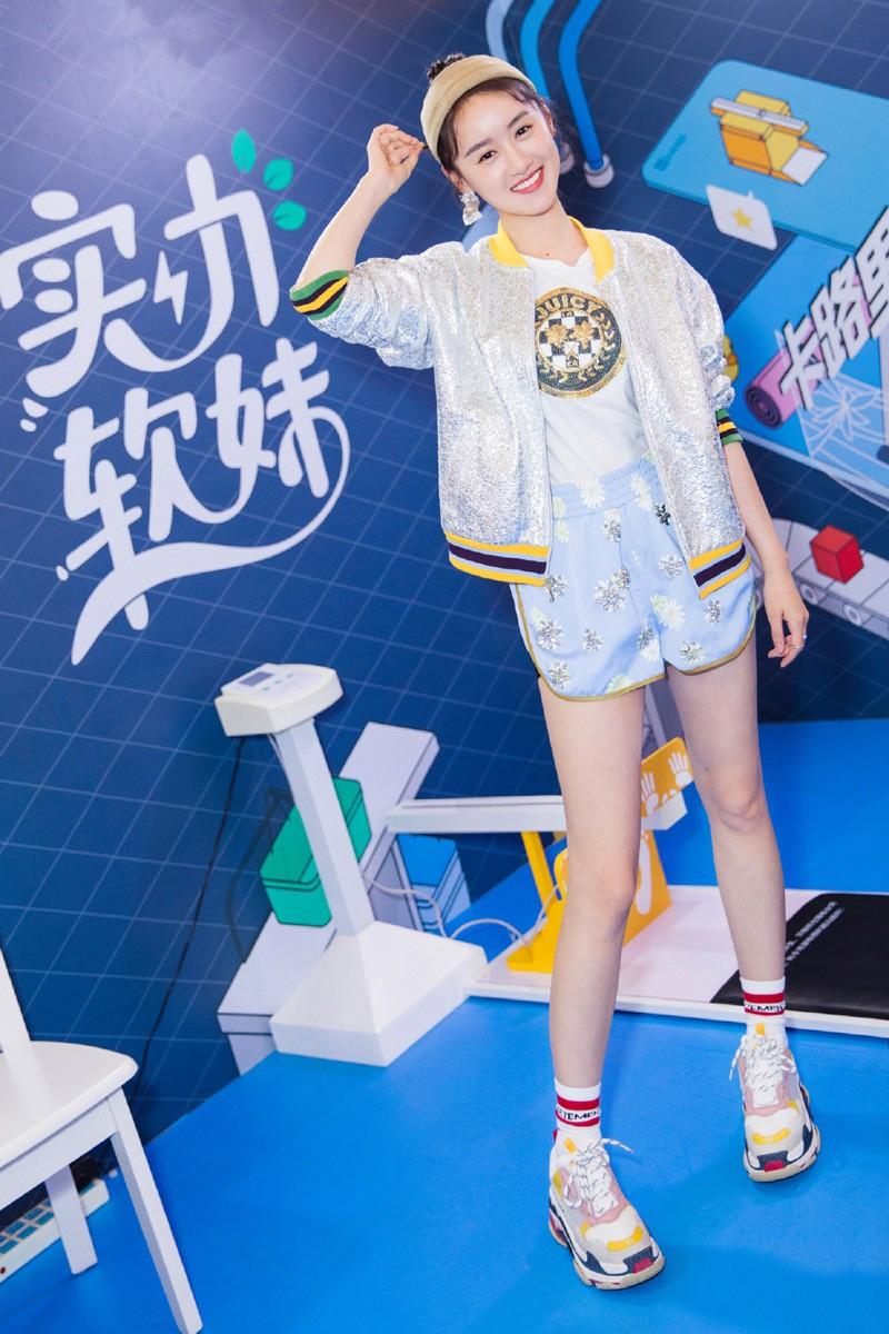 他在抽屉里微笑