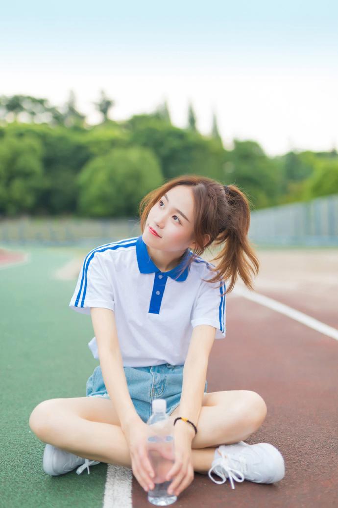 发现高校教务长奈津子的性秘密
