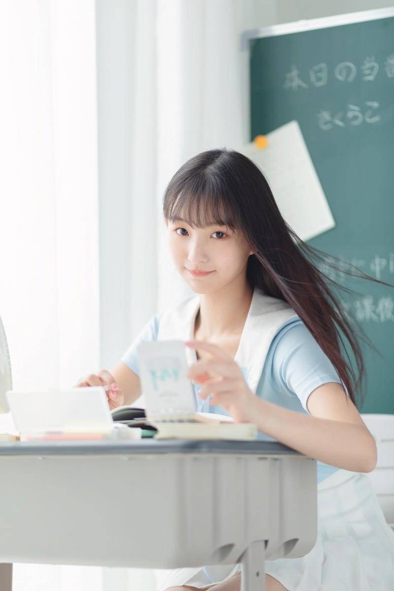 被爆操的女侠 两条舌头和嘴唇侍奉着她们的主人