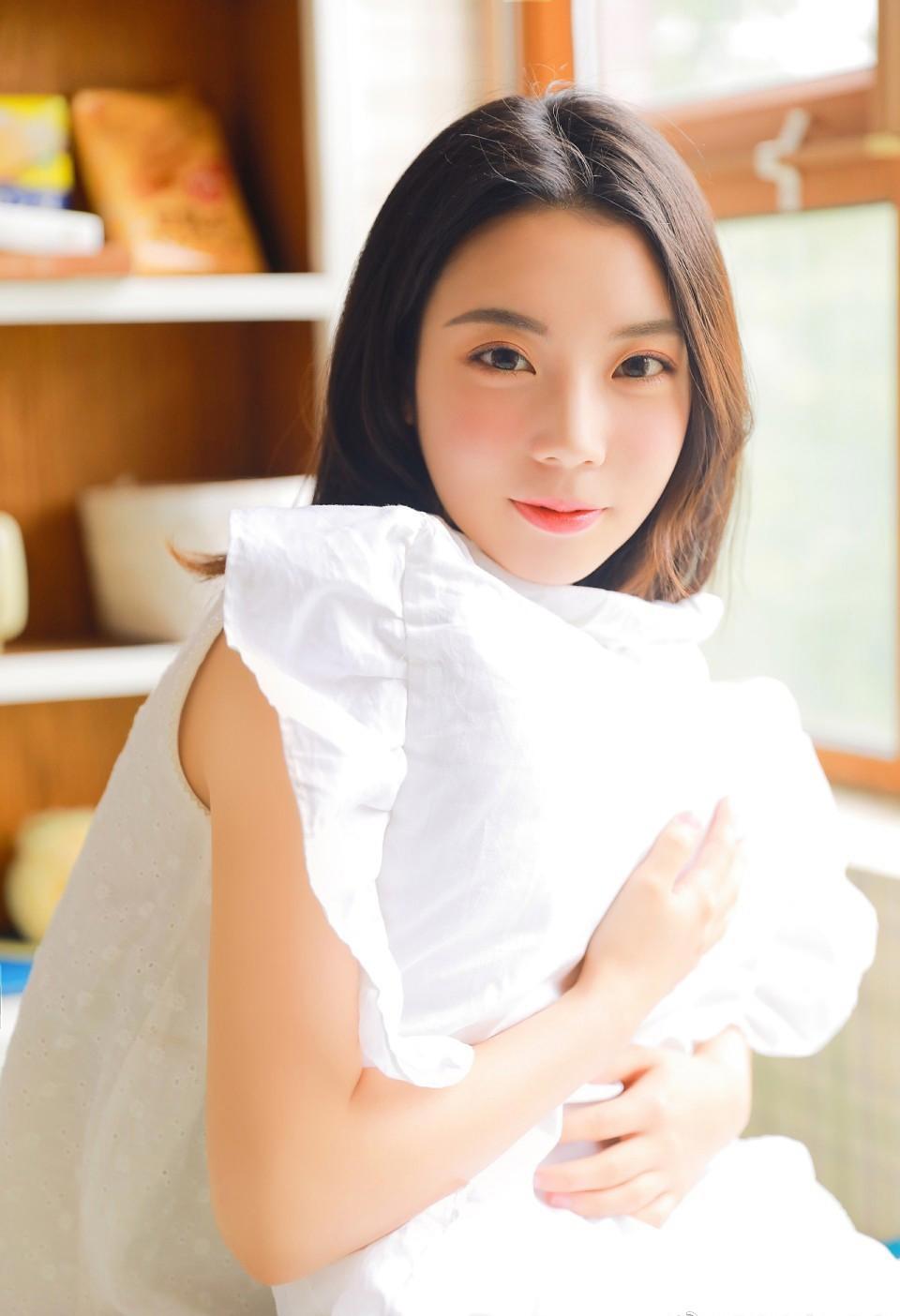 身在天涯远，心似咫尺间