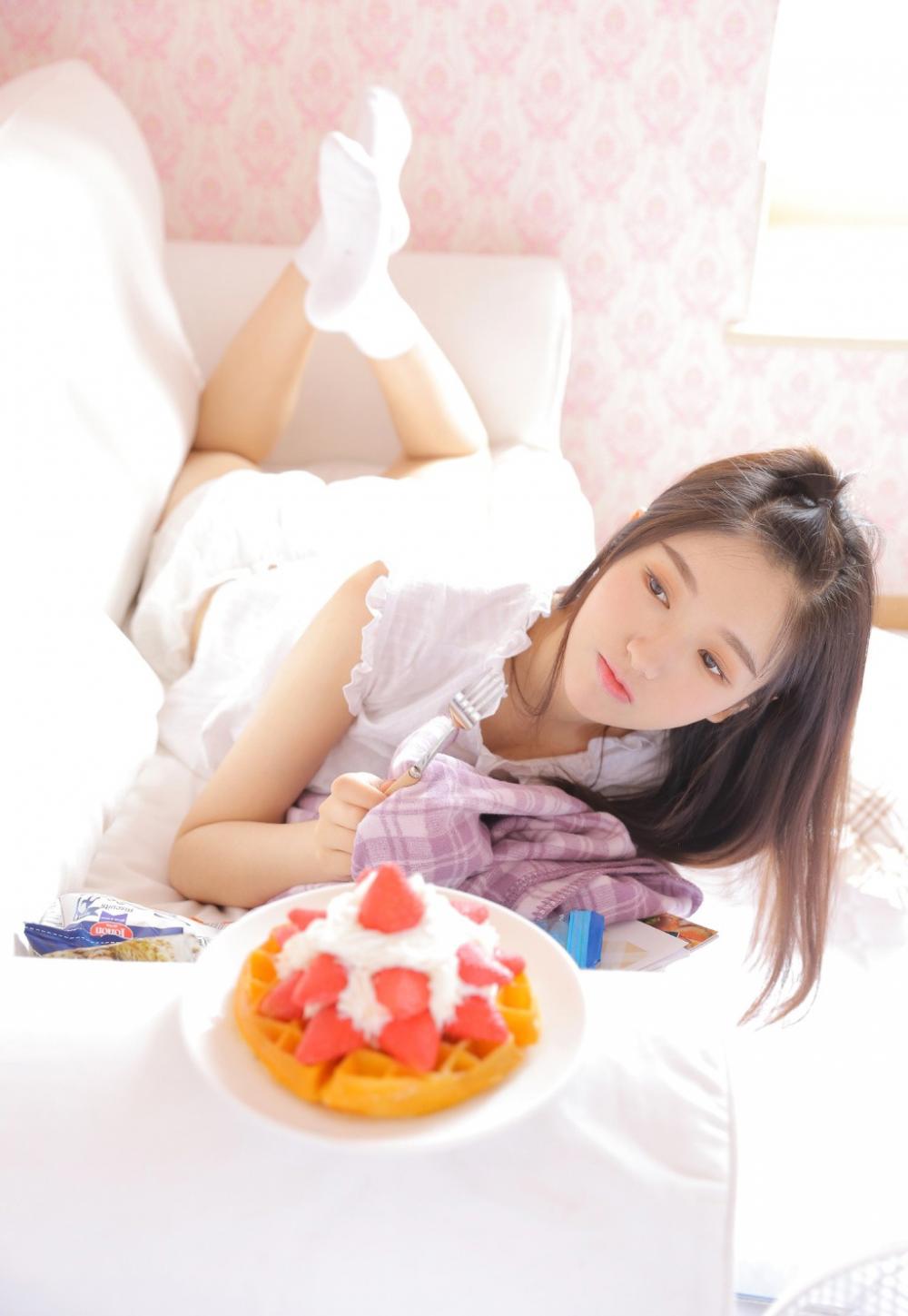 女白领的情爱经历，趴着把腿张开给前男友进了三次