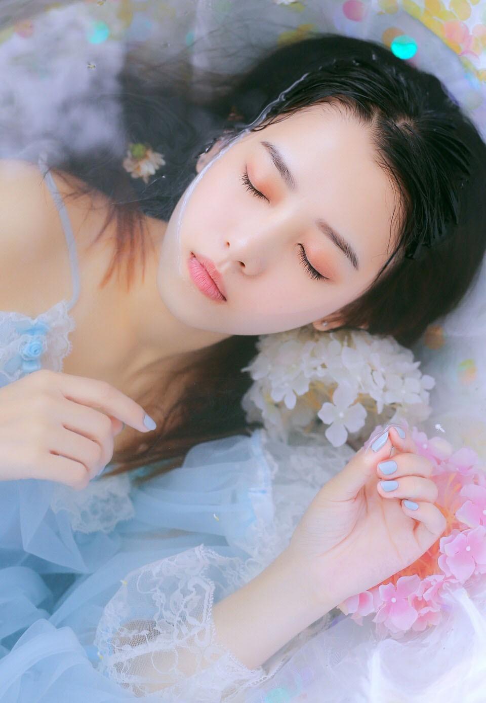 睡袍作证_侦探故事