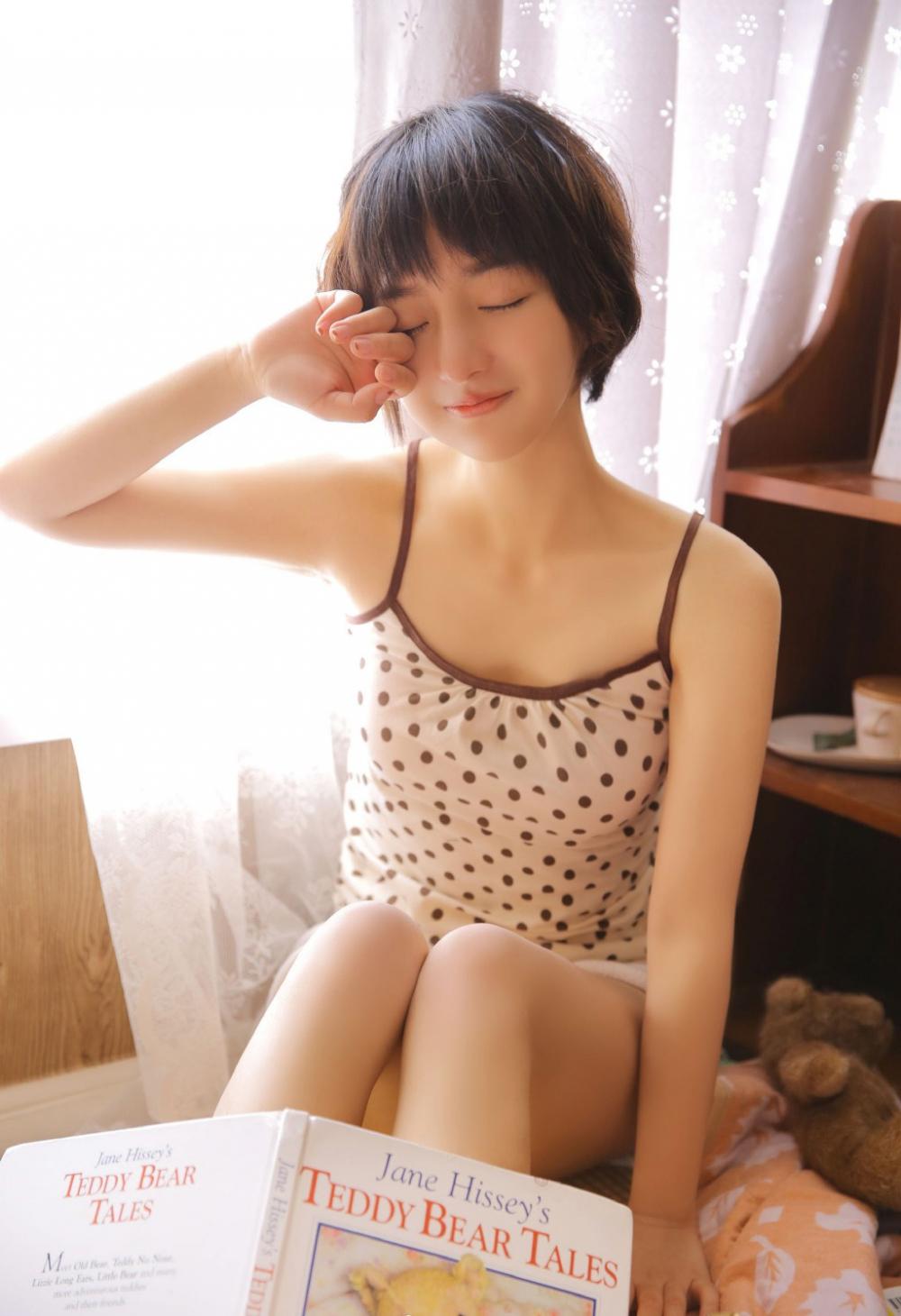 爱上丝袜美女 将她按在车厢里旁若无人疯狂嘿嘿嘿