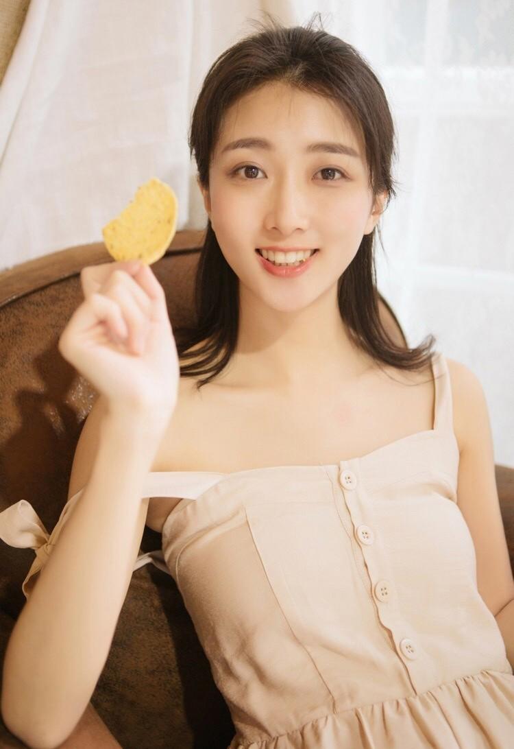 大姨坐在我跨上 母亲帮我搞大姨小说 我大姨和二姨的两腿分开