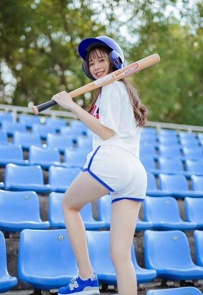 她诱人的胸部和丰满的屁股，好想上去狠狠地摸一把的冲动……