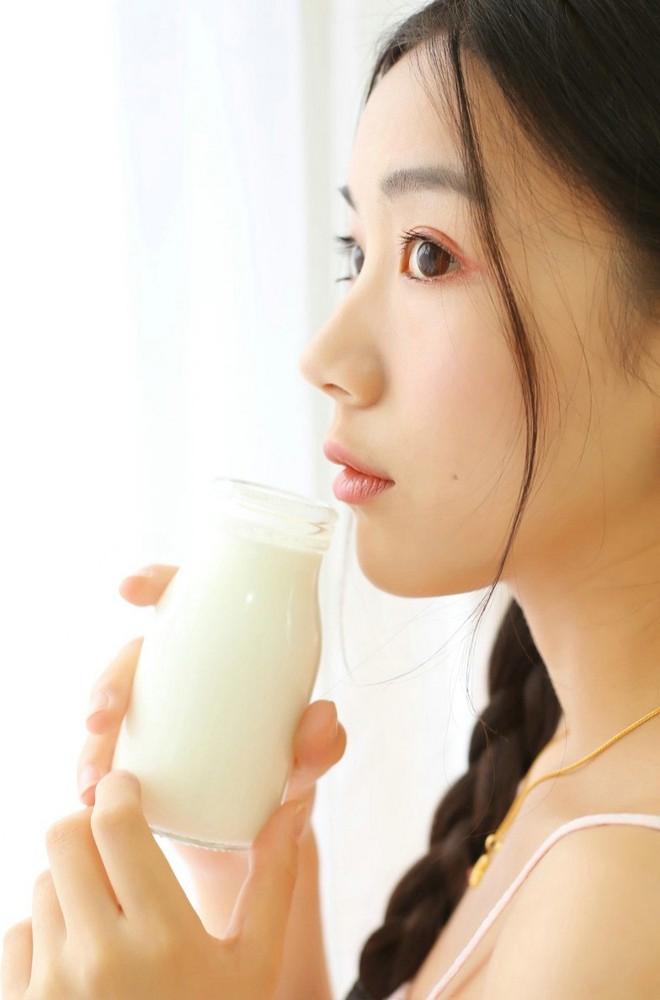 她在洞房里跪着向丈夫哀求