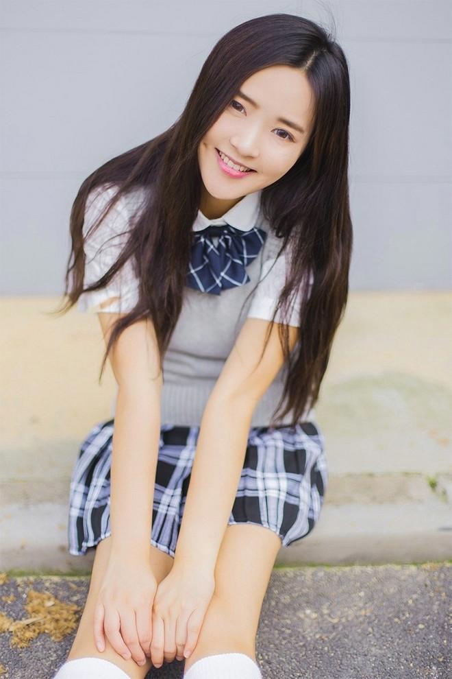 地铁上穿窄裙的妈 狂抽自己的母亲 掀起母亲的裙子干