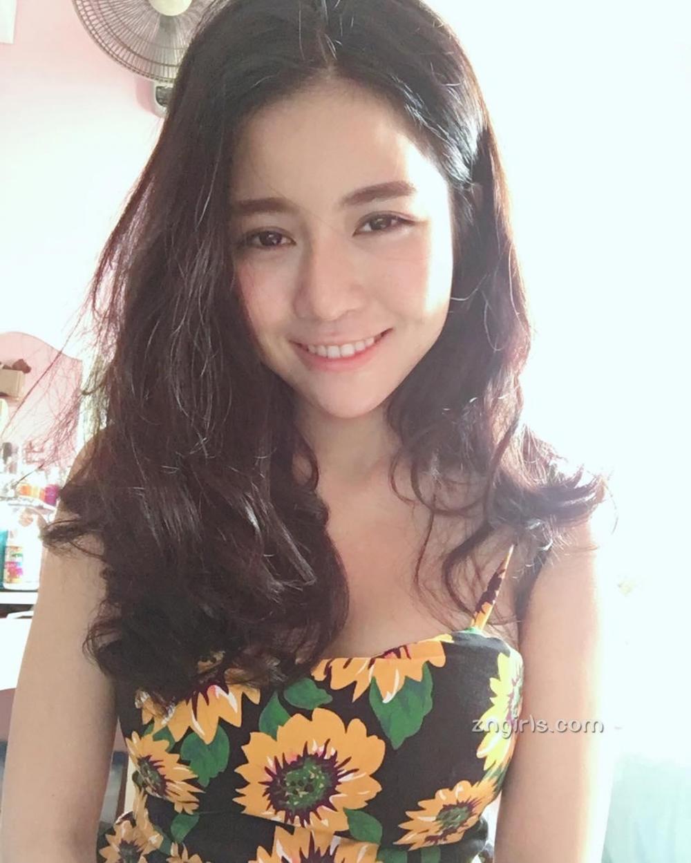 妹妹和哥哥在家中那个 妹妹的第一次给了我 阿姨的桃花洞让我玩