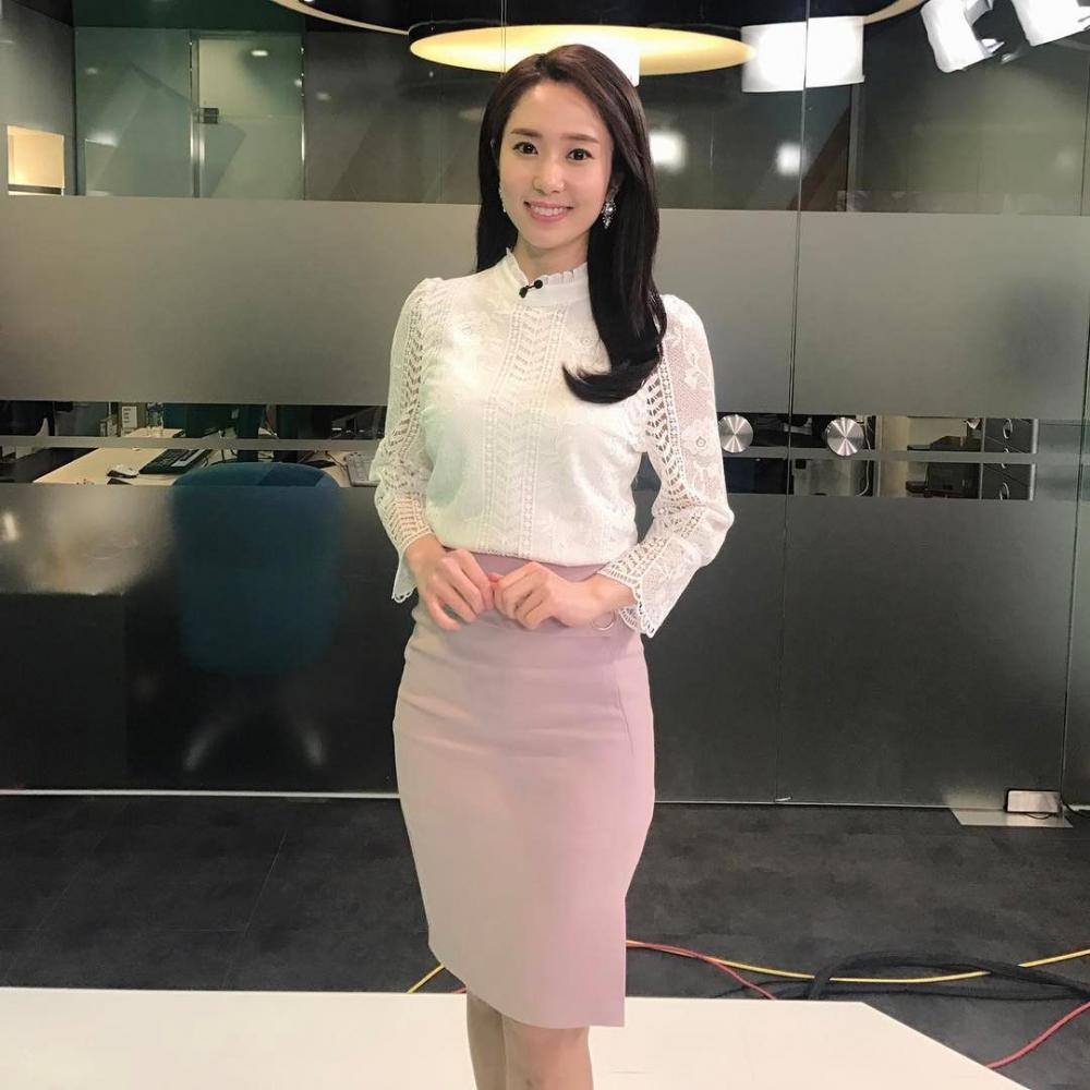 女白领的情爱经历，趴着把腿张开给前男友进了三次