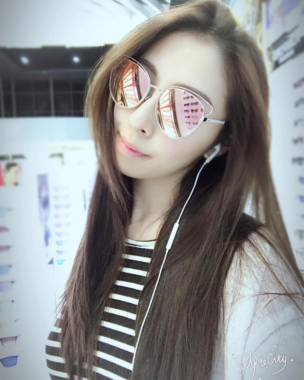 美女用手扒开自己下体,我认识了一个美女，刚刚认识就扒开自己下