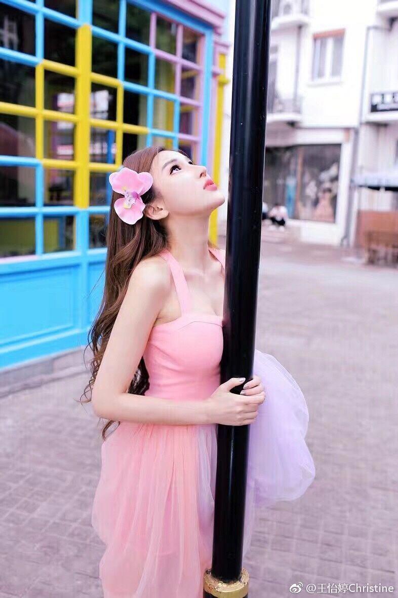 美女在房间里大声呻吟身体酥软 她浑身瘫软了