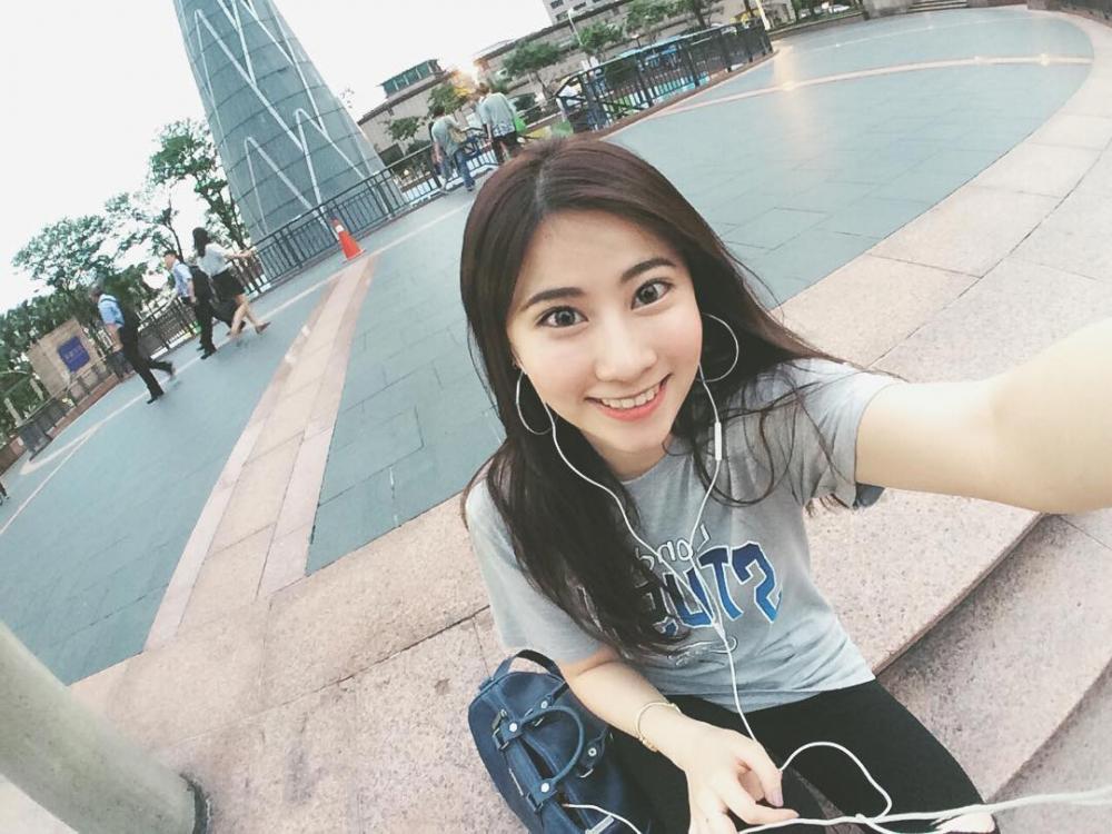 男友接吻手伸进裤子里 男友叫我把腿抬高 接吻时男友紧抱我顶我